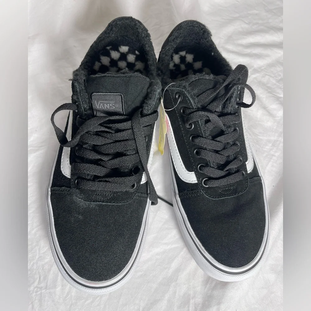 New size 12 black and white men’s sneakers shoes with inner sherpa lining